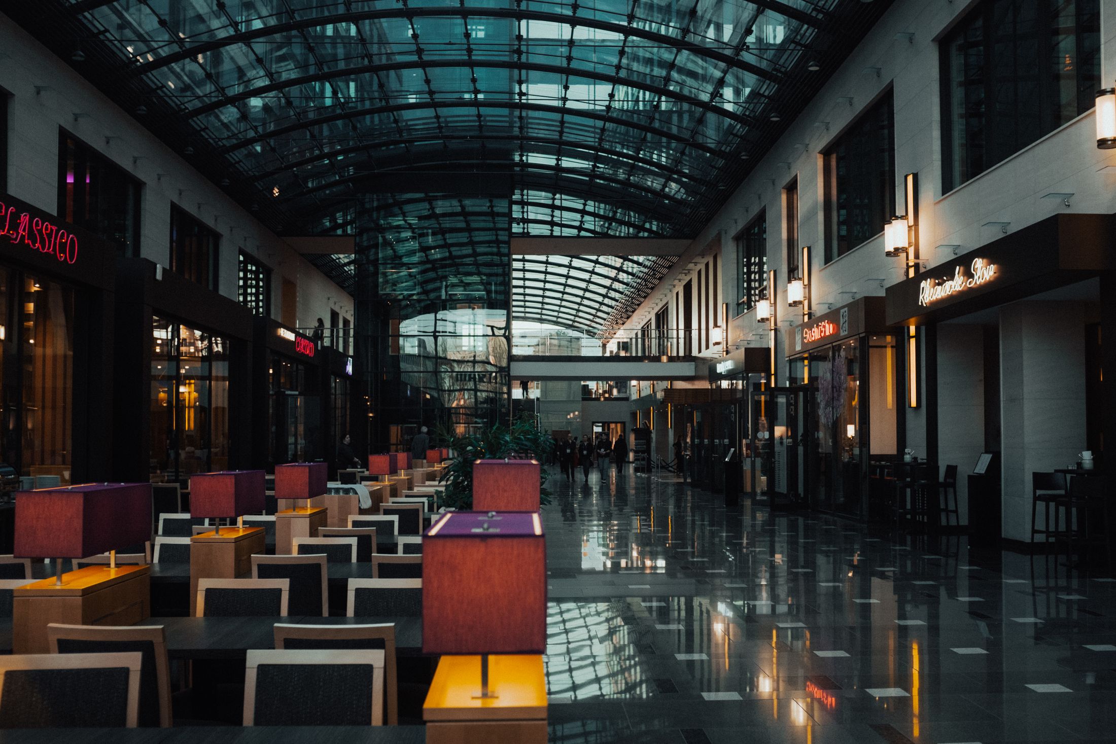 Passage eines Einkaufszentrums mit gewölbtem Glasdach