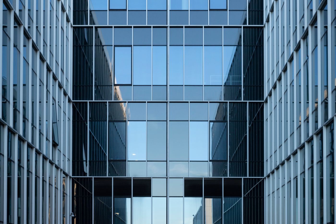 Symmetrische Glasfassade eines Bürokomplexes